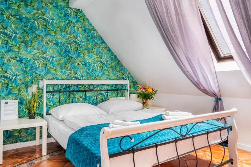 Una cama o camas en una habitación de Great Polonia Jelenia Góra City Center