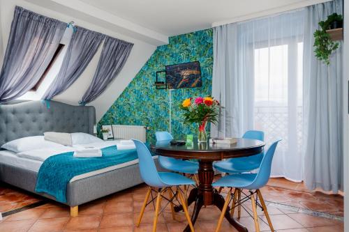 Una cama o camas en una habitación de Great Polonia Jelenia Góra City Center