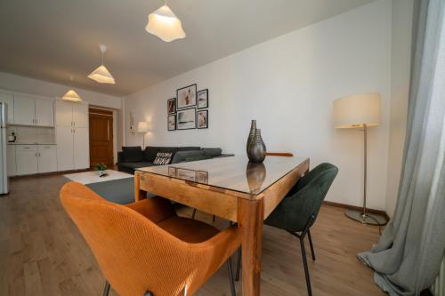 een woonkamer met een tafel en wat stoelen bij 1 bedroom flat in city center in Nicosia