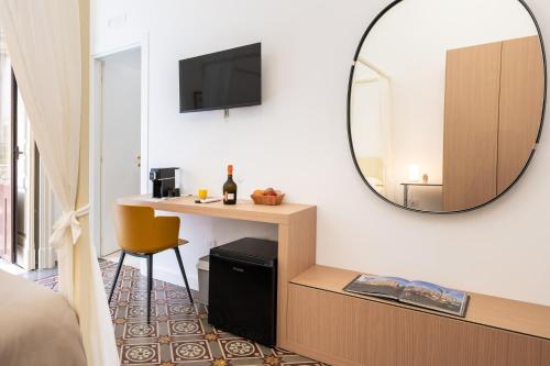 una camera con specchio, scrivania e letto di Catammari a Catania