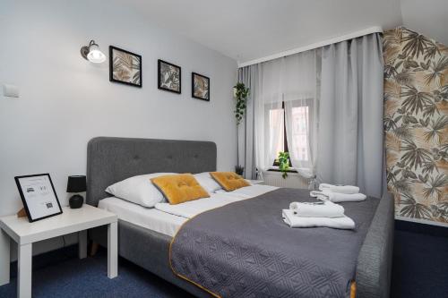 Una cama o camas en una habitación de Great Polonia Jelenia Góra City Center