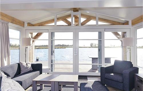 ein Wohnzimmer mit Blick aufs Wasser in der Unterkunft Bodelaeke-Punter in Giethoorn