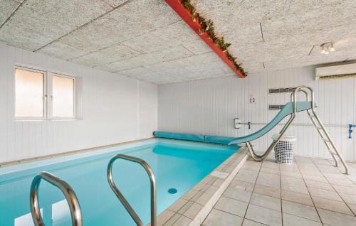 Piscina de la sau aproape de Cozy Home In Ringkøbing With Sauna