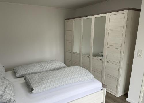 Ein Bett oder Betten in einem Zimmer der Unterkunft Feines Apartment mit Balkon & Terrasse in ruhiger Gegend