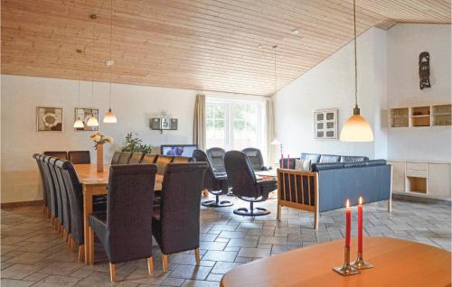 Χώρος καθιστικού στο Stunning Home In Ringkøbing With Sauna