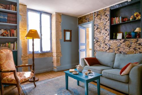 un salon avec un canapé et une table dans l'établissement La maison de Germaine, à Planay