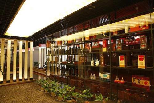 a store with lots of bottles of alcohol on display at Grand Metropark Wanshi Hotel Taiyuan in Taiyuan