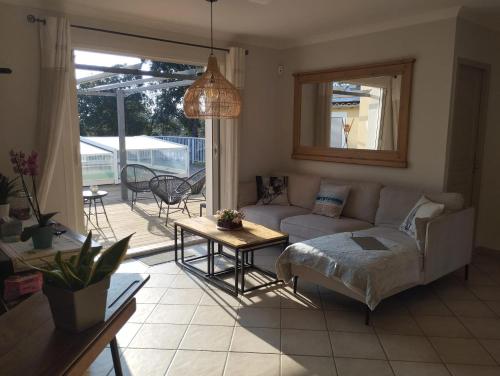 Ruang duduk di Villa charmante avec piscine à Collias, 115 m²