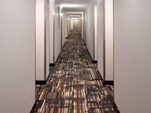 ホテルにある図書室