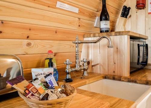 Kuchyň nebo kuchyňský kout v ubytování Lowside Farm Glamping
