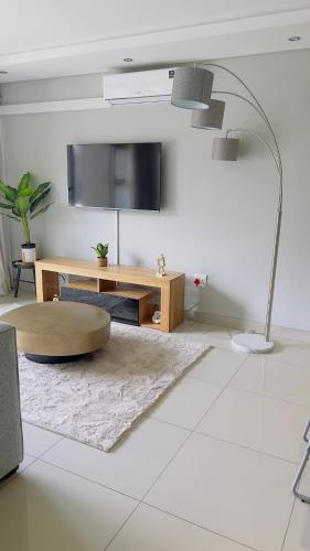 TV a/nebo společenská místnost v ubytování Nala Realty at Lombardy