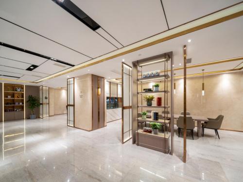 a lobby with a table and a dining room at Lavande Hotel Chengdu Tianfu Square in Chengdu