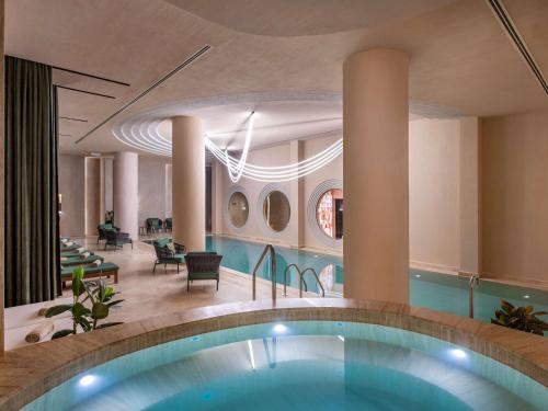 Bazén v ubytování Swissôtel Tbilisi nebo v jeho okolí