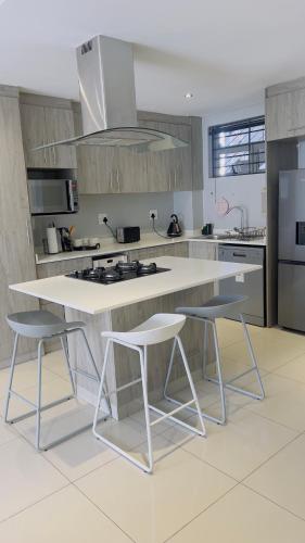 Kuchyň nebo kuchyňský kout v ubytování Nala Realty at Lombardy
