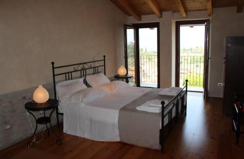 Ένα ή περισσότερα κρεβάτια σε δωμάτιο στο The Olive House, Garden and Pool