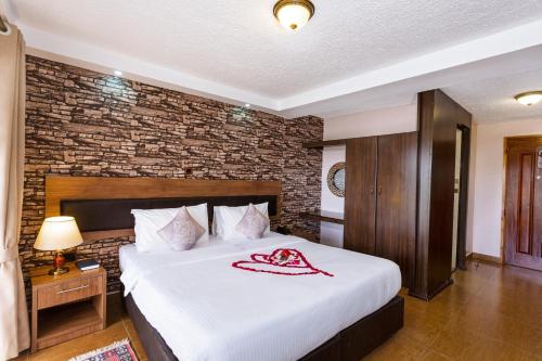 Postel nebo postele na pokoji v ubytování Lerruat Log Resort