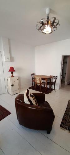 un salon avec un canapé et une table dans l'établissement Appartement quartier des Halles, à Douarnenez