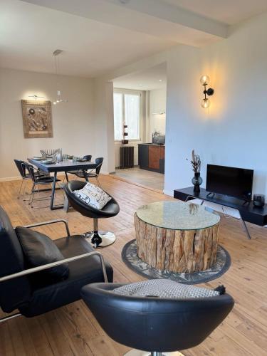 - un salon avec une table basse en stuc dans l'établissement Ô mon beau refuge T2 - 75m2, à Aix-les-Bains