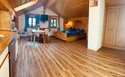 a kitchen and living room with a couch and a table at Ferienwohnung Beim Raffner in Ruhpolding