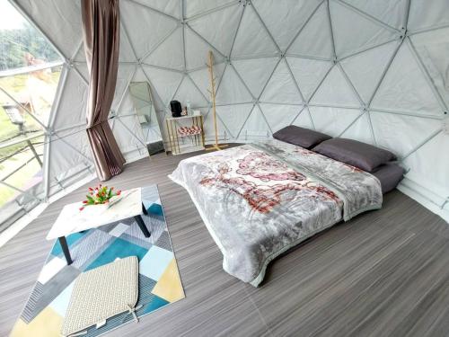 a bedroom with a bed in a geodesic tent at Ploy&Praew โดม 3 in Ban Sop Mae Klang