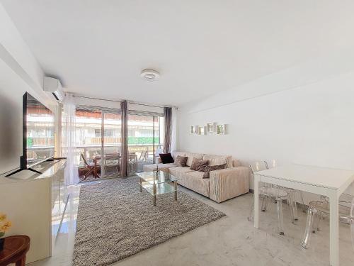 un salon avec un canapé et une table dans l'établissement Nestor&Jeeves - CLEA - Terrasse - Central, à Nice