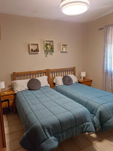 two beds in a room with blue sheets at Bungalow con vistas a la piscina in Torrevieja