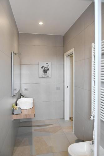 a bathroom with a sink and a toilet at Crazi Suites in Nola