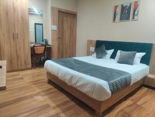 Una cama o camas en una habitación de Hotel Bhavya