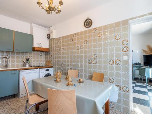 une cuisine avec une table et des chaises dans une cuisine dans l'établissement Holiday Home La Pitchoune by Interhome, à Six-Fours-les-Plages