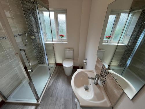 Ένα μπάνιο στο Alpine Stays - Entire home Newly refurbished