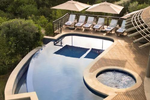 Bazén v ubytování Jumeirah Thanda Safari nebo v jeho okolí