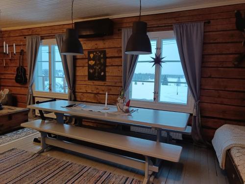 Giường trong phòng chung tại Saaren keidas, maaseudulla - Rukalle alle 30min - An Island oasis in the countryside