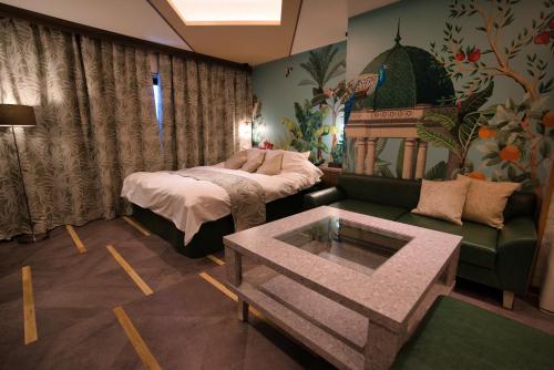 Postel nebo postele na pokoji v ubytování HOTEL The KAISER-全室人工ラドン温泉ホテル-
