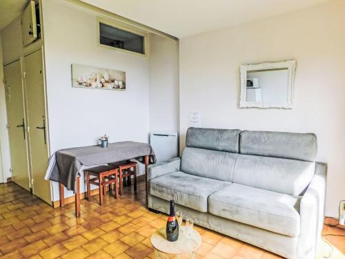 un salon avec un canapé et une table dans l'établissement Apartment L'Olympie by Interhome, à Les Playes