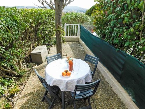 - une table blanche avec des chaises et des oranges dans l'établissement Apartment L'Olympie by Interhome, à Les Playes