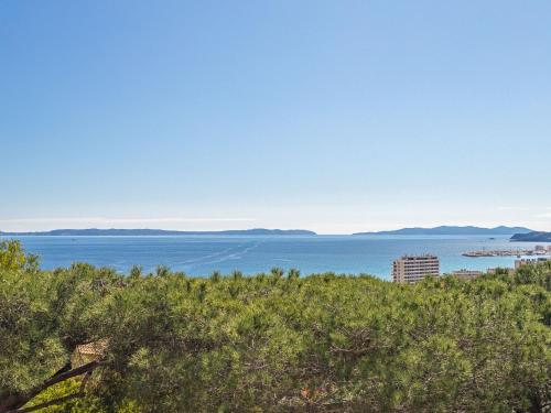 - une vue sur l'océan depuis une falaise dans l'établissement Apartment Les Bougainvillées by Interhome, au Lavandou