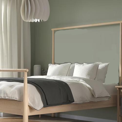 une chambre avec un grand lit avec des oreillers blancs dans l'établissement Hill Cottage, à Équemauville