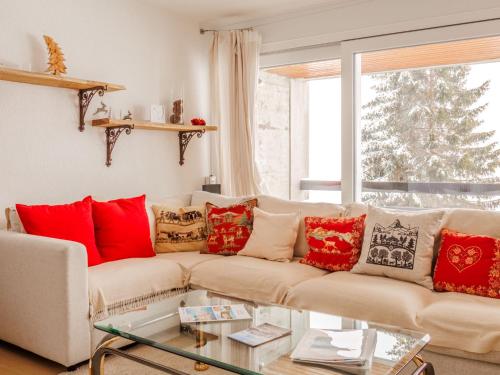 Posezení v ubytování Apartment Les Cimes by Interhome