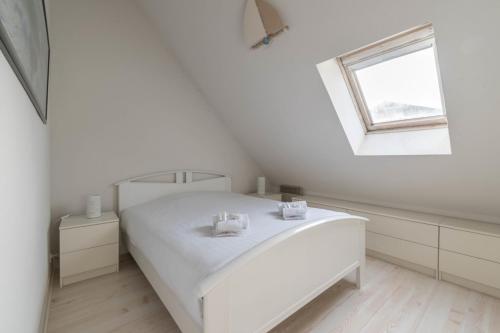 une chambre blanche avec un lit blanc et une fenêtre dans l'établissement LES SAULES - 750m plage - Parking, à Pornichet