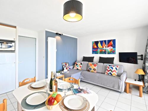un salon avec un canapé et une table dans l'établissement Apartment Le Hameau - L2 202 by Interhome, à Agay
