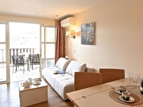 un salon avec un canapé et une table dans l'établissement Studio Le Village - B1 418 by Interhome, à Agay