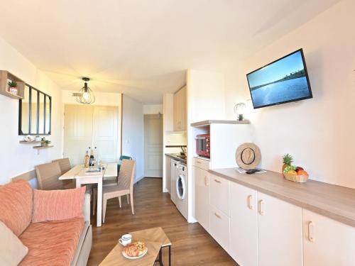 un salon avec un canapé et une salle à manger dans l'établissement Apartment L'Esquinade - G1 103 by Interhome, à Agay