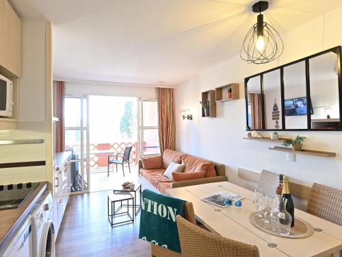 un salon avec un canapé et une table dans l'établissement Apartment L'Esquinade - G1 103 by Interhome, à Agay