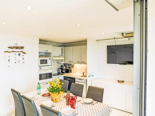 une cuisine et une salle à manger avec une table et des chaises dans l'établissement Apartment Terre Marine-2 by Interhome, à Sanary-sur-Mer