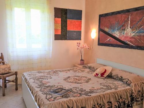 Un dormitorio con una cama con una alfombra. en Apartment Heaven-2 by Interhome, en Santa María