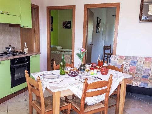 una cocina con mesa y mantel blanco. en Apartment Heaven-2 by Interhome, en Santa María