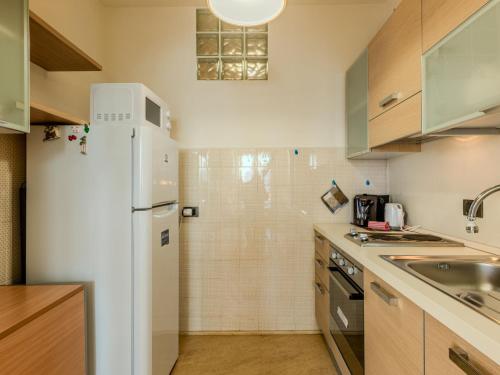 Una cocina o cocineta en Apartment Claudia by Interhome