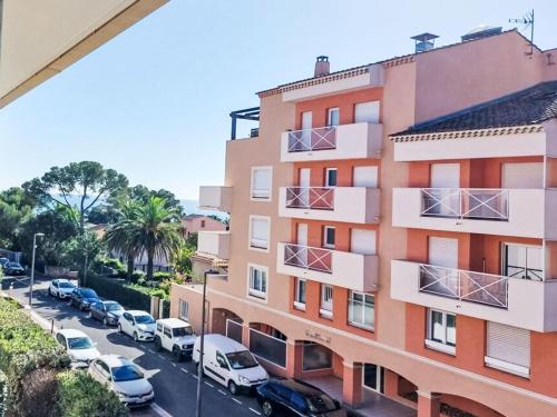 un immeuble avec des voitures garées dans une rue dans l'établissement Apartment Les Calanques du Parc-6 by Interhome, à Saint-Aygulf