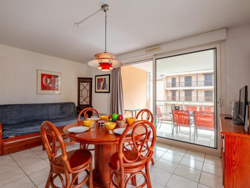 un salon avec une table, des chaises et un canapé dans l'établissement Apartment Les Calanques du Parc-6 by Interhome, à Saint-Aygulf