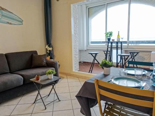 un salon avec un canapé et une table dans l'établissement Studio Coudalère-Guadeloupe-11 by Interhome, au Barcarès